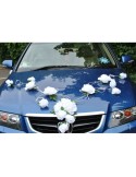 CHIC décoration de voiture de mariage avec belles roses blanches