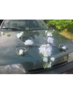 CHIC décoration de voiture de mariage avec belles roses blanches 2