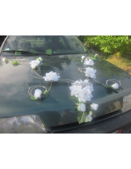 CHIC décoration de voiture de mariage avec belles roses blanches