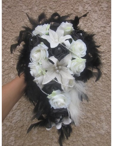 Bouquet mariée Cascade avec des roses, lys, perles, strass et plumes