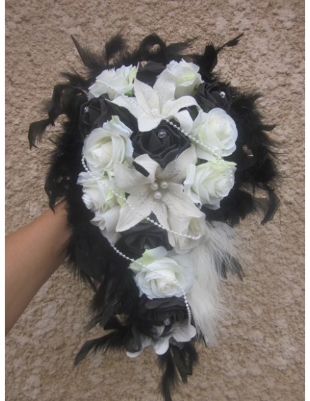 Bouquet mariée Cascade avec des roses, lys, perles, strass et plumes 