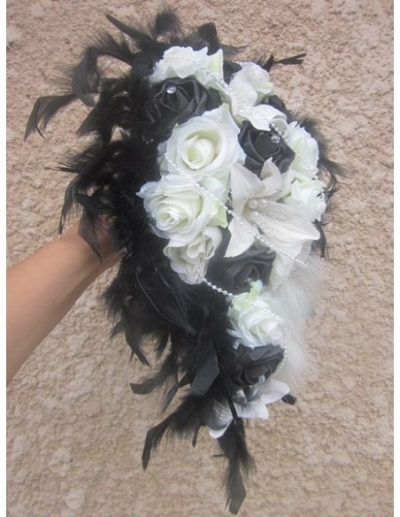 Bouquet mariée Cascade avec des roses, lys, perles, strass et plumes 