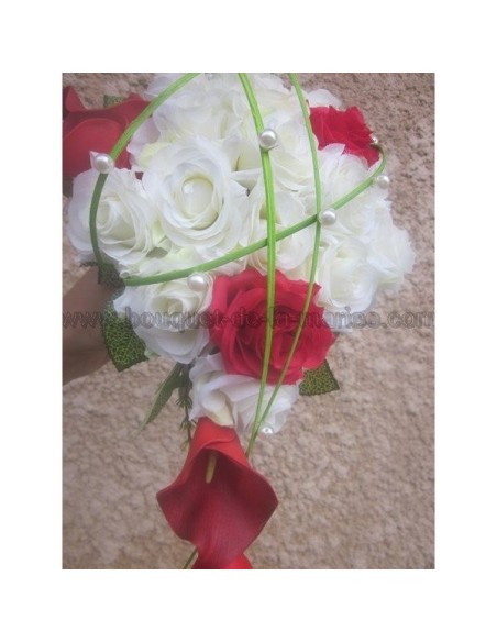 Bouquet de Mariage Cascade thème rouge et vert avec des roses