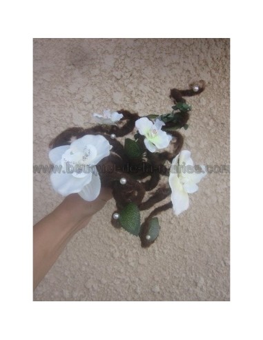 Bouquet de mariage rond thème "forêt" avec orchidées et perles