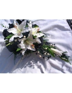 Bouquet de mariage cascade fait avec des Lys et roses noir & blanc