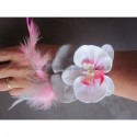 Bracelet de mariage fait d'orchidées roses / gris et de plumes