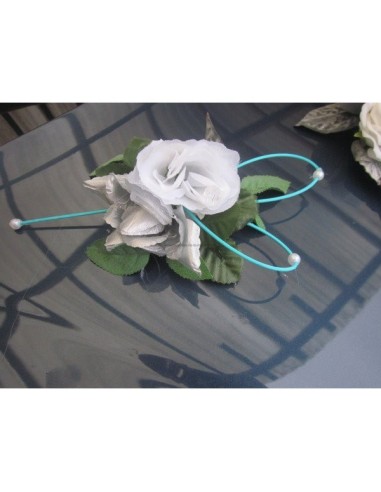 Décorations de voiture avec chapeau, voile et roses turquoises
