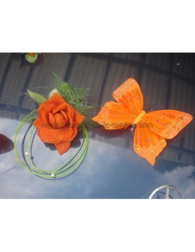 Decoration de voiture mariage orange et vert avec papillons