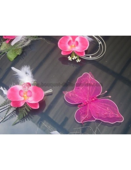Composition de voiture pour mariage thème fuchsia avec orchidées Composition de voiture pour mariage thème fuchsia avec orchidées