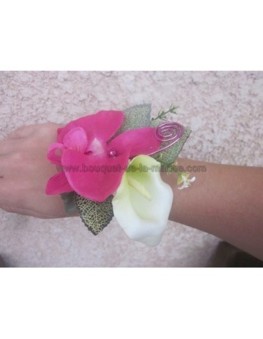 Bracelet orchidée pour mariage fait avec des arums fuschia et anis