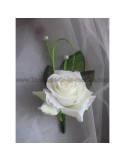 Chic boutonnière pour mariage avec roses,perles et tiges de rosier