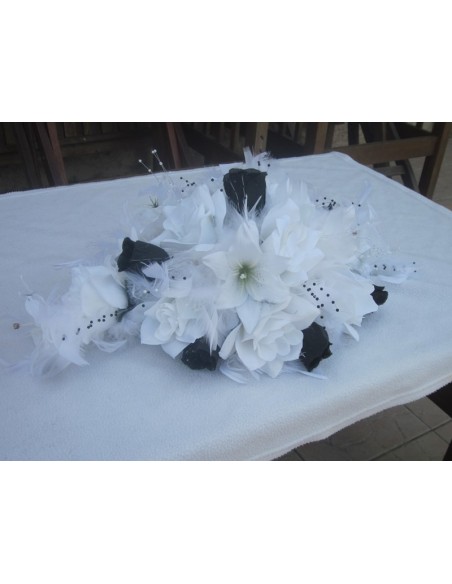 Décoration table de mariage avec des Lys et roses noires et blanches Décoration table de mariage avec des Lys et roses noires et blanches