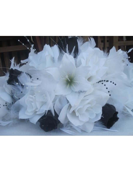 Décoration table de mariage avec des Lys et roses noires et blanches Décoration table de mariage avec des Lys et roses noires et blanches