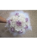 Bouquet de marie rond avec belles roses et plumes haut de gamme
