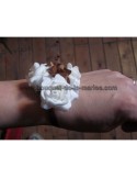 Bracelet de fleurs pour mariage fait avec des roses et des perles