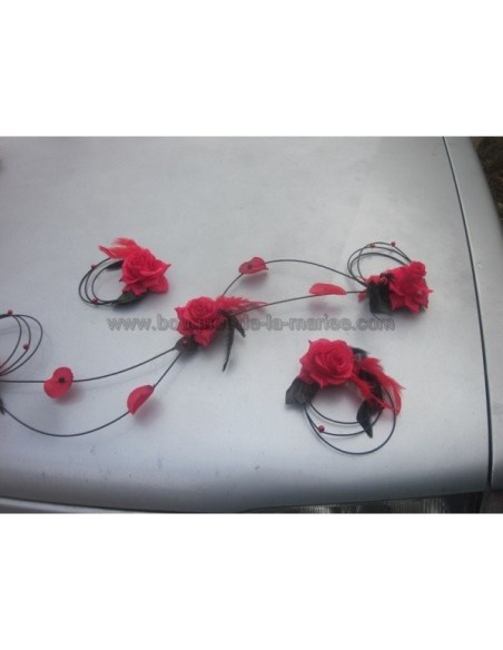 Décoraton voiture de mariage thème rouge et noir avec des roses