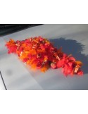 Décoration voiture mariage avec plumes et roses orange et rouge