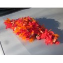 Décoration voiture mariage avec plumes et roses orange et rouge