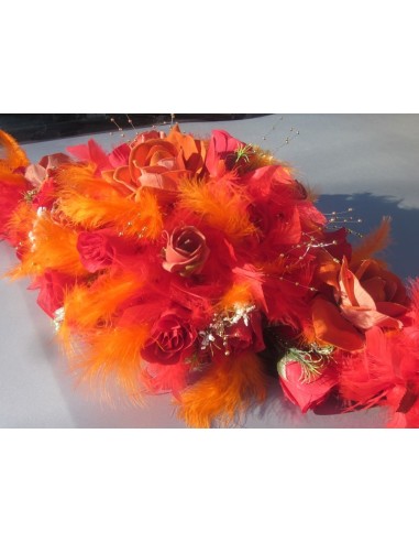 Décoration voiture mariage avec plumes et roses orange et rouge