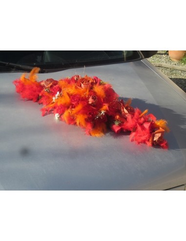 Décoration voiture mariage avec plumes et roses orange et rouge