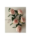5 boutonnières mariage couleur rose tendre avec des feuilles vertes