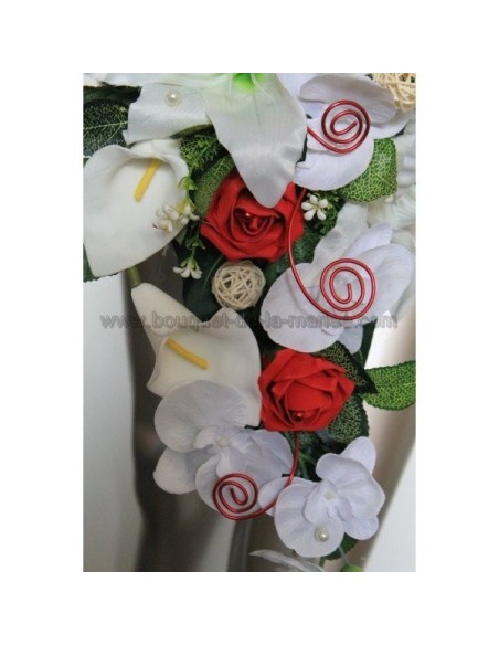 Bouquet mariage cascade avec lys, arums rouge, orchidées blanches