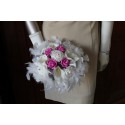 Bouquet de mariee Rond avec roses, arums, plumes fuchsia / argent