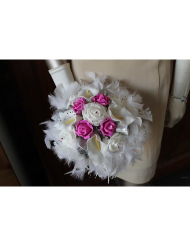 Bouquet de mariee Rond avec roses, arums, plumes fuchsia / argent