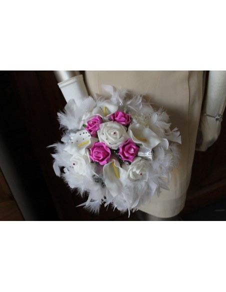 Bouquet de mariee Rond avec roses, arums, plumes fuchsia / argent