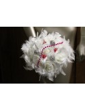 Bouquet pour mariée couleur fuchsia et argent roses, plumes, perles 