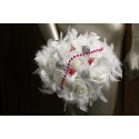 Bouquet pour mariée couleur fuchsia et argent roses, plumes, perles 