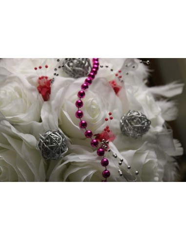 Bouquet pour mariée couleur fuchsia et argent roses, plumes, perles 