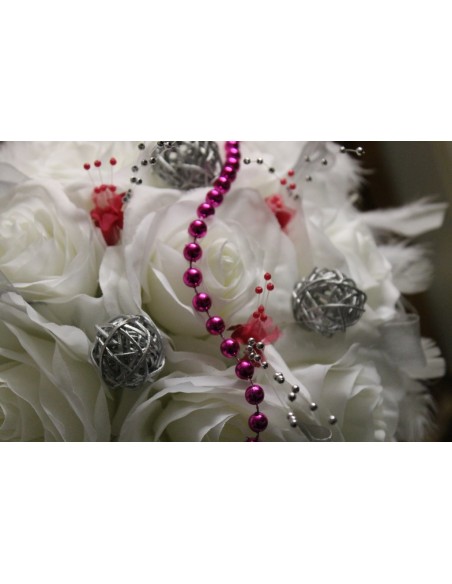 Bouquet pour mariée couleur fuchsia et argent roses, plumes, perles 