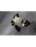 Boutonnière pour mariage noir et blanc avec roses, lierre, diamants