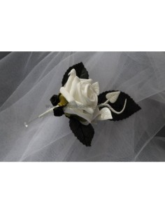 Boutonnière pour mariage noir et blanc avec roses, lierre, diamants