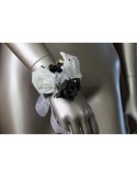 Bracelet pour mariage fait de roses noires et blanches perlées