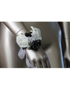 Bracelet pour mariage fait de roses noires et blanches perlées