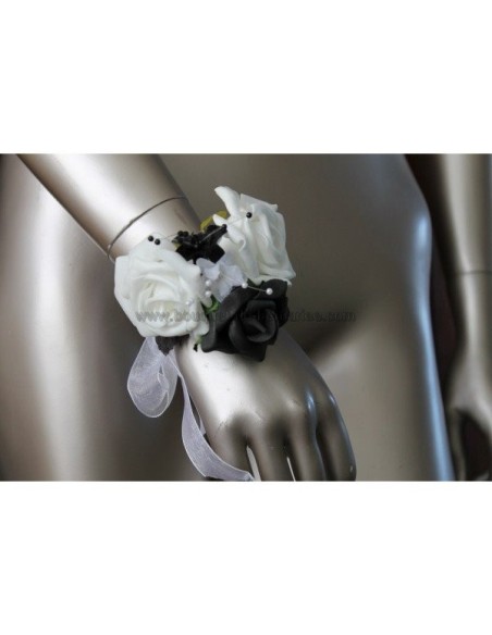 Bracelet pour mariage fait de roses noires et blanches perlées