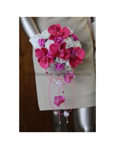Ravissant Bouquet de mariee cascade thème fuchsia avec diamants
