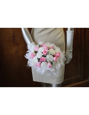 Bouquet de Mariée Rond fait avec des Roses, Plumes et des Perles