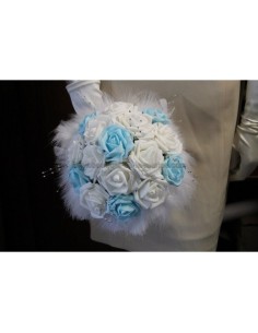 Bouquet de mariage bleu et blanc rond avec belles roses et plumes