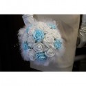 Bouquet de mariage bleu et blanc rond avec belles roses et plumes