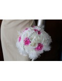 Bouquet de Mariée Rond Fuchsia avec roses, perles et plumes
