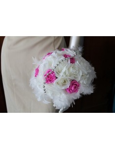 Bouquet de Mariée Rond Fuchsia avec roses, perles et plumes