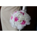 Bouquet de Mariée Rond Fuchsia avec roses, perles et plumes