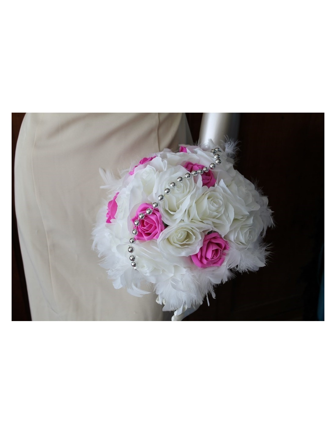 Bouquet de Mariée Rond Fuchsia avec roses, perles et plumes