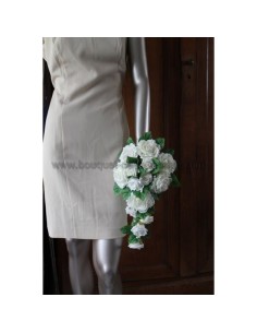 Bouquet Mariage Cascade avec des Roses couleur Ecru, feuilles