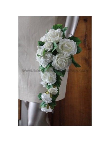 Bouquet Mariage Cascade avec des Roses couleur Ecru, feuilles