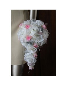 Bouquet de mariée blanc, rose et argent avec des roses et dentelle