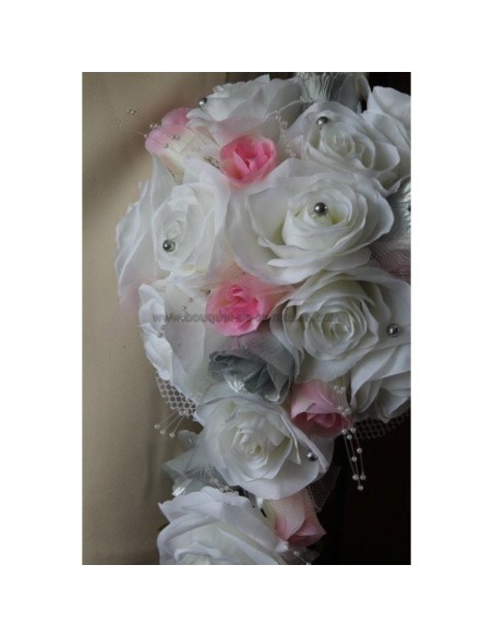 Bouquet de mariée blanc, rose et argent avec des roses et dentelle